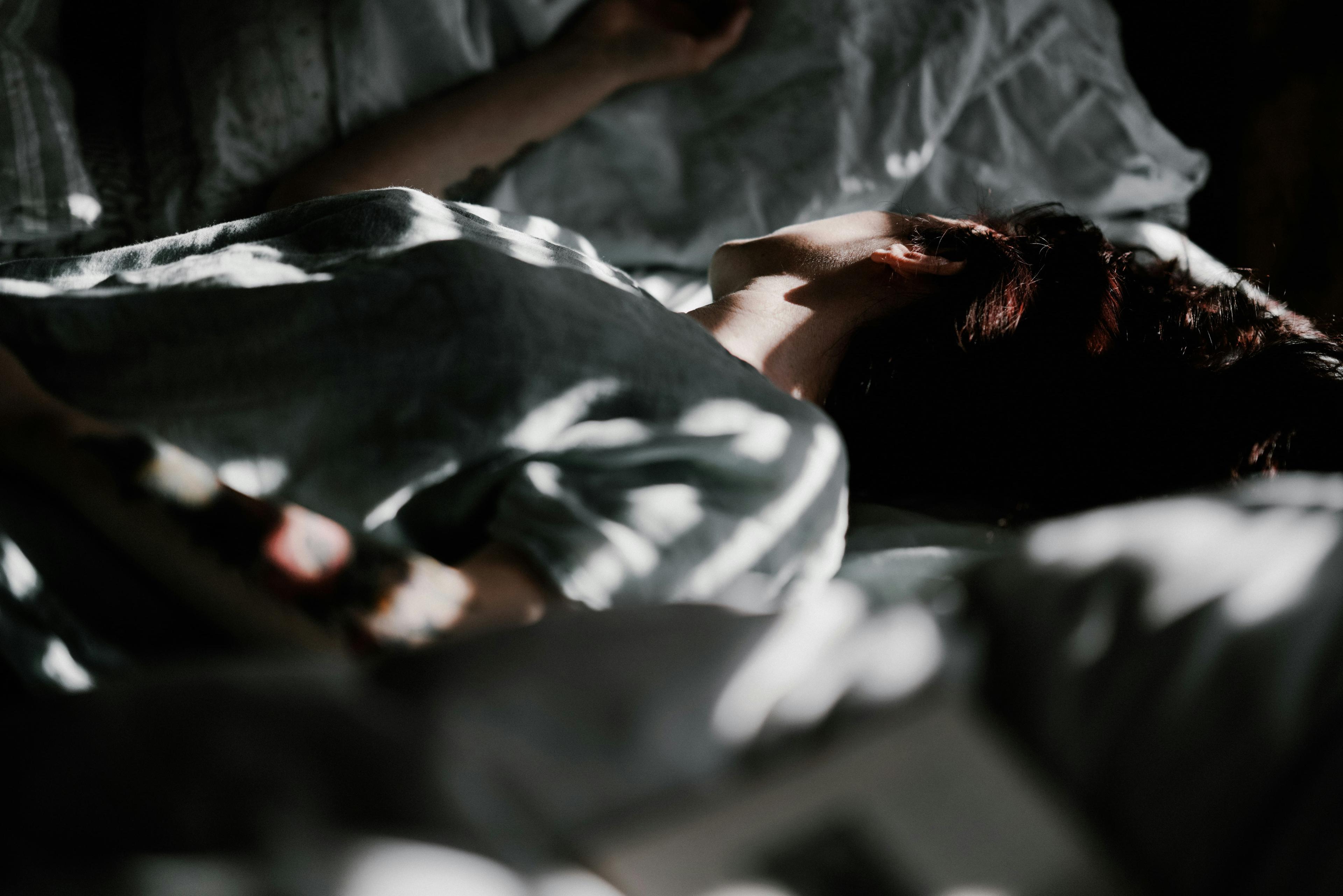 Racing Thoughts to Restful Nights: Hypnotherapy Tips to Quiet Your Mind Before Bed